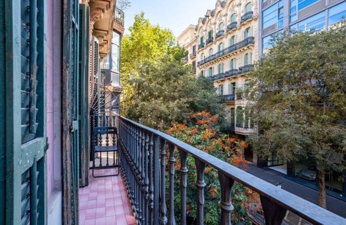 L'Antiga Esquerra de l'Eixample Apartment | Comfortable and huge 4BD - 2BTH Rambla Catalunya