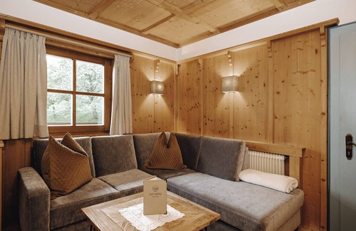Alpendorf Apartment | Comfortable and lovingly furnished apartment with a sunny balcony.