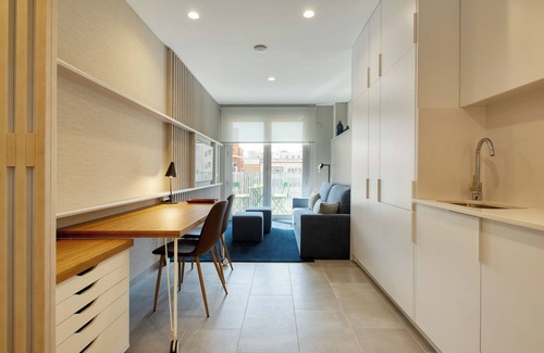 Dreta de l'Eixample Apartment | Comfortable and practical studio with outdoor balcony.
