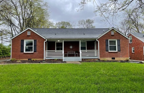 Inglewood House | Comfortable and Quiet 3 Bedroom Duplex