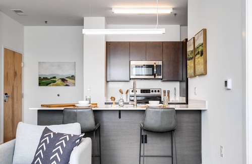 Richmond Apartment | Comfortable and sleek condo in great location!
