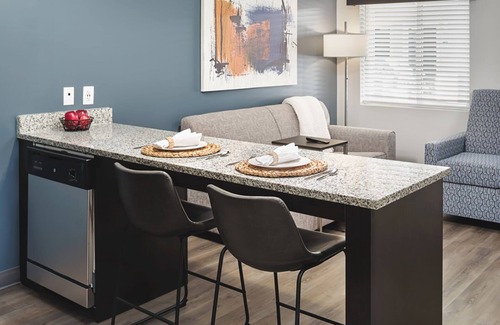 Lithia Springs Hotel | Comfortable and Convenient Retreat - Modern Suite, Pet-Friendly Amenities