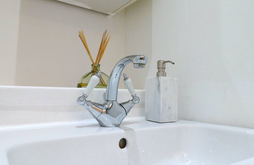 Kelvinbridge Apartment | Comfortable Apartment in lively West End