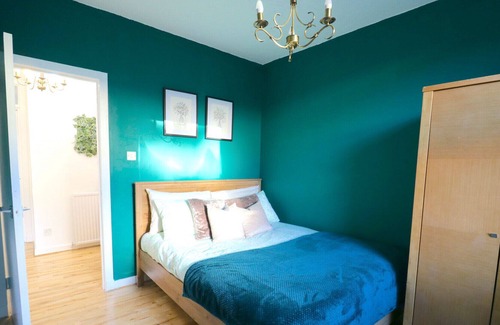 Kelvinbridge Apartment | Comfortable Apartment in lively West End