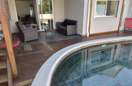 La Possession House | Comfortable apartment with terrace and direct pool access