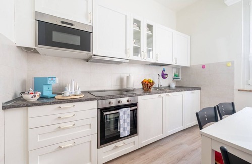 Pablo Apartment | Comfortable apartment located on the mezzanine floor of a building, with five floors in total, from the 70s. There are steps to access it (NO lift).In 85 m2 of space it accommodates 5 guests.We are in a very lively neighborhood, where the city market tak