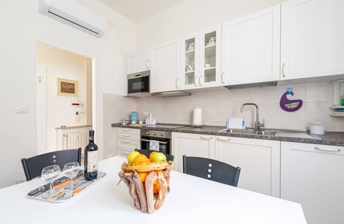 Pablo Apartment | Comfortable apartment located on the mezzanine floor of a building, with five floors in total, from the 70s. There are steps to access it (NO lift).In 85 m2 of space it accommodates 5 guests.We are in a very lively neighborhood, where the city market tak