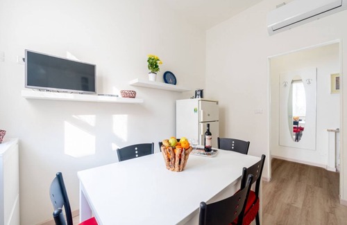 Pablo Apartment | Comfortable apartment located on the mezzanine floor of a building, with five floors in total, from the 70s. There are steps to access it (NO lift).In 85 m2 of space it accommodates 5 guests.We are in a very lively neighborhood, where the city market tak