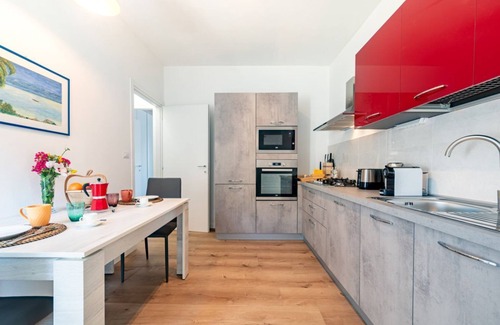 Parma Apartment | Comfortable apartment located on the third floor, of four in total, of a renovated 1970s building NOT equipped with a lift.In 50 m2 of space it accommodates 4 people with a double bedroom and a queen-size sofa bed in the living room.It is located within