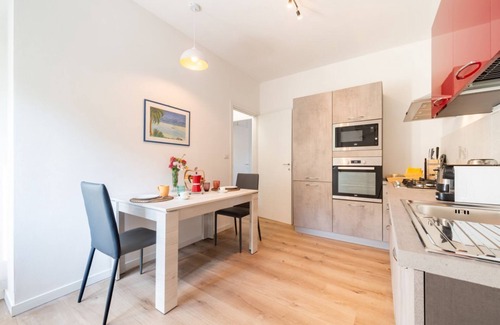 Parma Apartment | Comfortable apartment located on the third floor, of four in total, of a renovated 1970s building NOT equipped with a lift.In 50 m2 of space it accommodates 4 people with a double bedroom and a queen-size sofa bed in the living room.It is located within