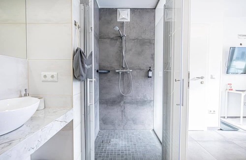 Krems an der Donau Apartment | Comfortable Room w/Air Condition @The Danube River