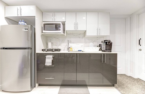Southwest Edmonton House | Comfortable Basement Suite in SW Edmonton