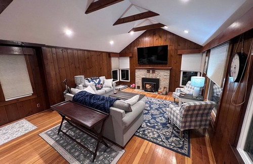 Bohners Lake Cabin | Comfortable Cabin ON Lake and 20 minutes to Ski Hill and Walk to Beach!