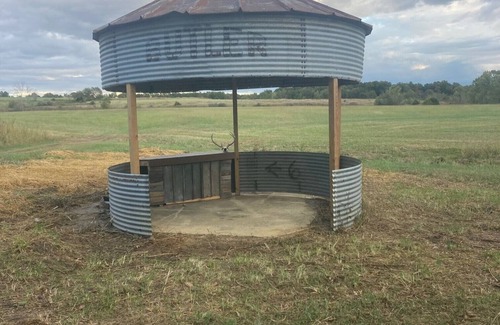 Johnston City Cabin | Comfortable cabin with a beautiful view