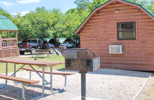 New Braunfels Cabin | Comfortable Cabin along the Guadalupe River