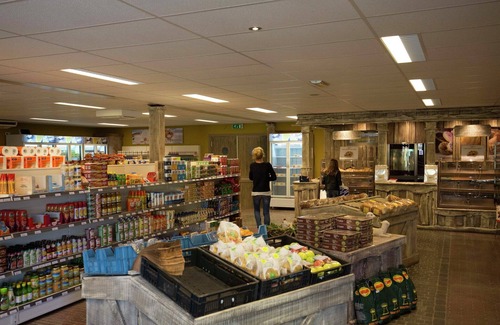 Susteren Ski Chalet | Comfortable Chalet in Resort Park