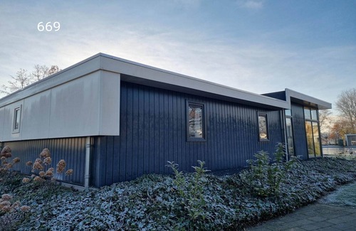 Susteren Ski Chalet | Comfortable Chalet in Resort Park