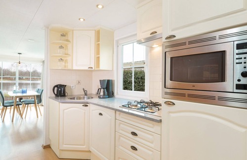 Hoge Hexel Ski Chalet | Comfortable chalet with a combi microwave, in green Twente