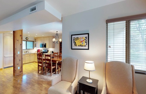 Park City Condo | Comfortable condo with WiFi, washer/dryer, pool & hot tubs - walk to skiing