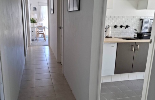 Quinns Rocks Apartment | Comfortable & cosy Queen bed apartment
