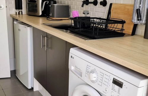 Quinns Rocks Apartment | Comfortable & cosy Queen bed apartment