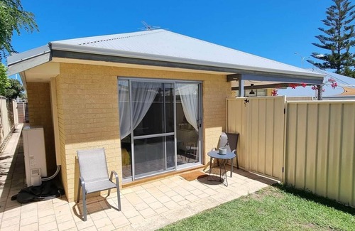 Quinns Rocks Apartment | Comfortable & cosy Queen bed apartment