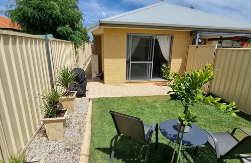 Quinns Rocks Apartment | Comfortable & cosy Queen bed apartment