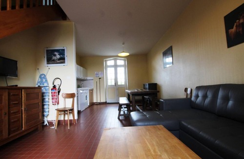 Periers Cottage | Comfortable cottage in former stud with Wifi and pets allowed