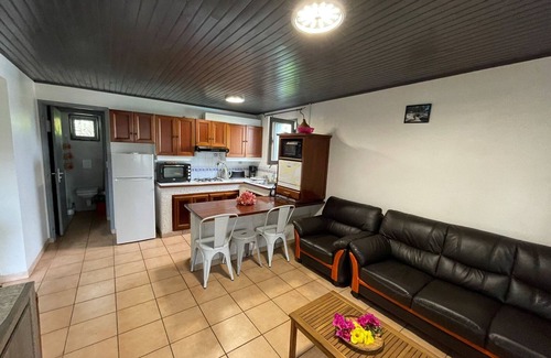 Le Centre Cottage | Comfortable Cottage with Shared Pool and Garden in Saint-Louis