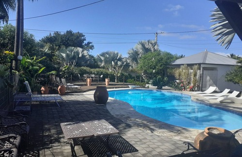Le Centre Cottage | Comfortable Cottage with Shared Pool and Garden in Saint-Louis