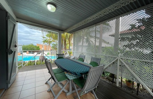 Le Centre Cottage | Comfortable Cottage with Shared Pool and Garden in Saint-Louis