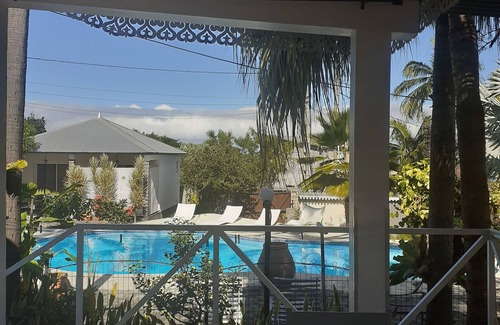 Le Centre Cottage | Comfortable Cottage with Shared Pool and Garden in Saint-Louis