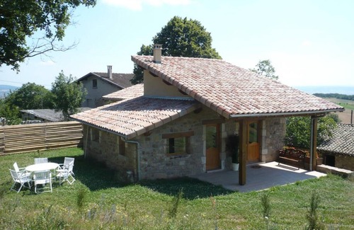 Chuyer Cottage | Comfortable cottage with large grounds and pets allowed