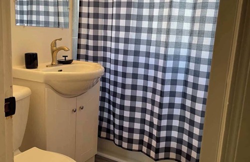 Sidney House | Comfortable Cozy 1 Bed/1 Bath, Awesome Location!
