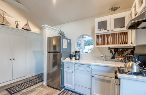 Depoe Bay House | Comfortable, Cozy, Honeymoon Cottage, Ocean Views, Whale Watching in Depoe Bay