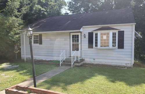 Charleston House | Comfortable Cozy Walk to CAMC King WiFi Remodeled