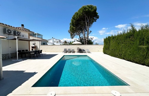 Sant Pere Pescador Villa | Comfortable house with a pool very close to the beach.