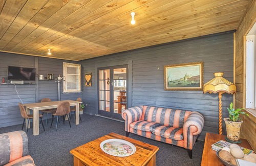 Himatangi Beach House | Comfortable family home 5 minute walk to the beach