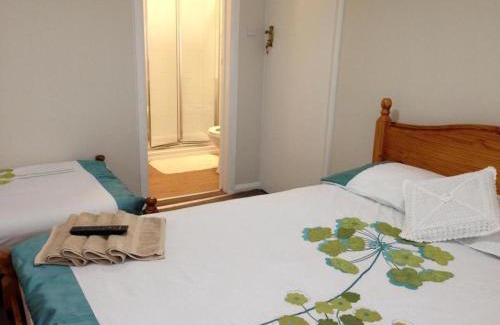 Harlington House | Comfortable Family room with Tv, Free Fast Wifi, Sleeps 3