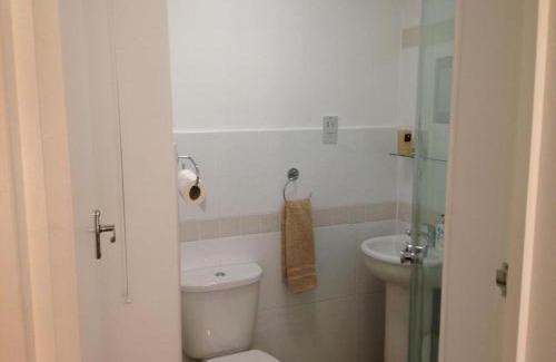 Harlington House | Comfortable Family room with Tv, Free Fast Wifi, Sleeps 3