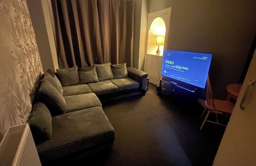 Glasgow Westend Apartment | Comfortable flat right in the beating heart of west end.
