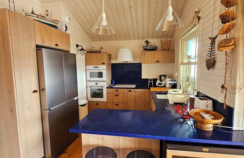 Gruissan Plage Ski Chalet | Comfortable, fully-equipped seafront chalet for summer and winter enjoyment
