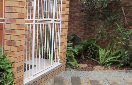 Langenhoven Park House | Comfortable Furnished Apartment Wi-fi free Parking