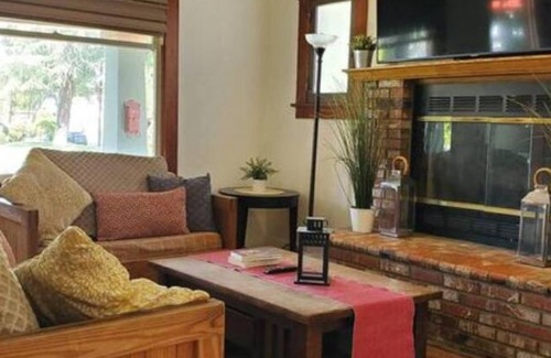 Downtown Riverside House | Comfortable Getaway/Family Fun/Business Executive