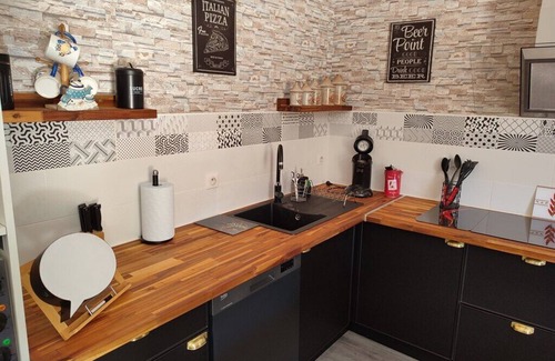 Carcassonne Villa | Comfortable gite well located bath/remous terrace enclosed garden dogs accepted!