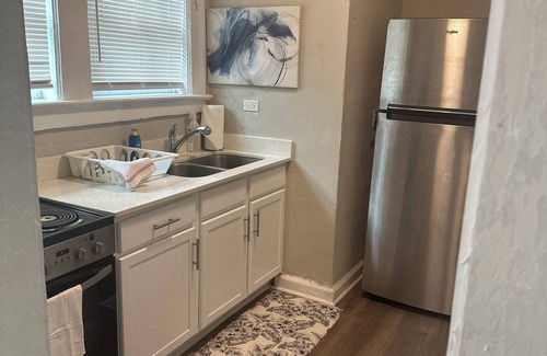 Springfield Apartment | Comfortable Historic Home w/Full Kitchen + Laundry