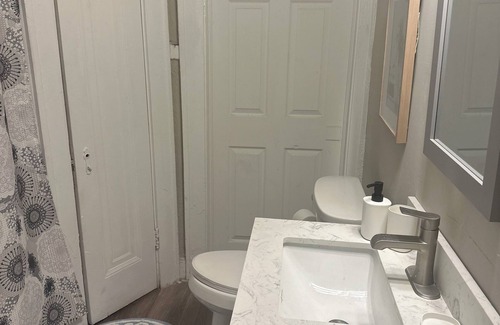 Springfield Apartment | Comfortable Historic Home w/Full Kitchen + Laundry