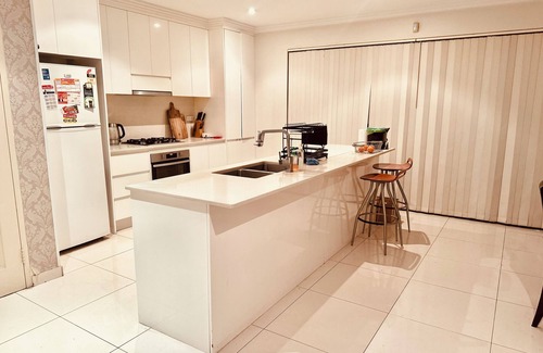 Parramatta House | comfortable holiday room