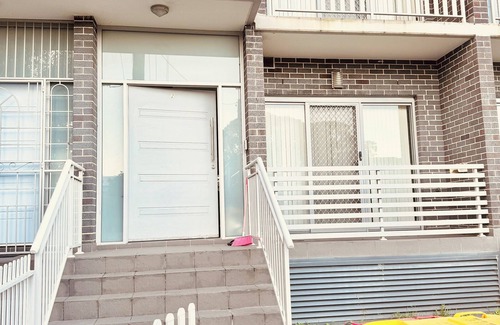 Parramatta House | comfortable holiday room