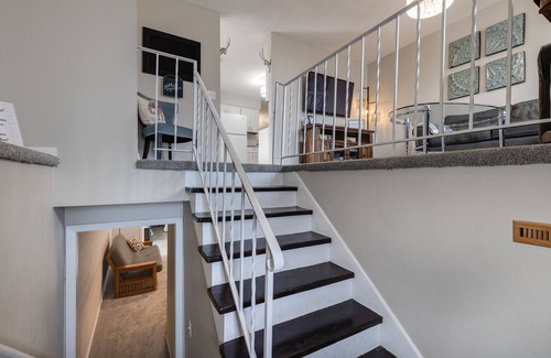 Midway House | Comfortable Home Ideal for Groups & Families!